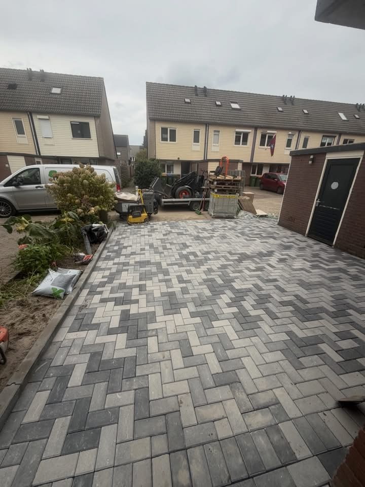 Voortuin in Ede bestraat met klinkers in keperverband