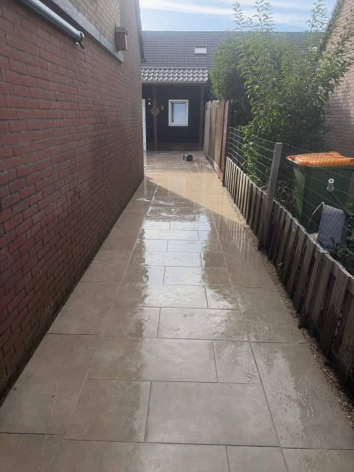 Zijpad naast de woning in Ede met nieuwe tegels