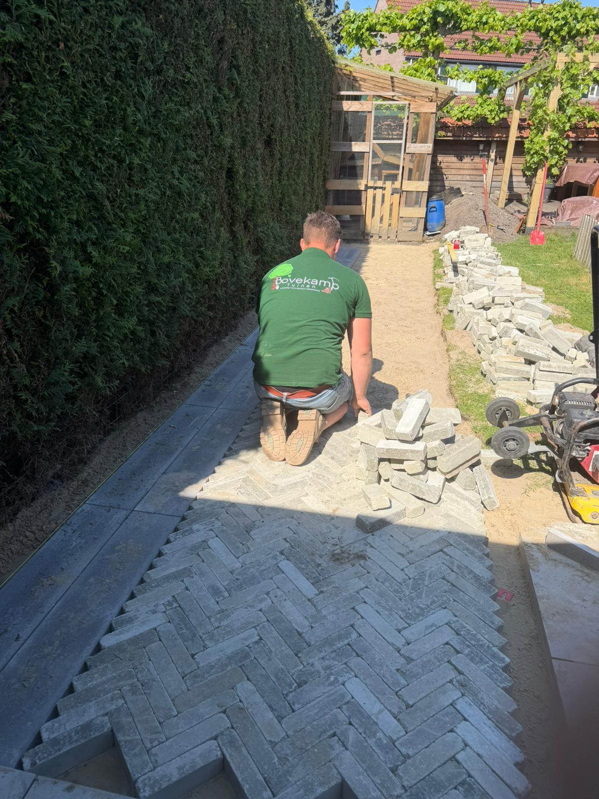 Tuin compleet bestraat